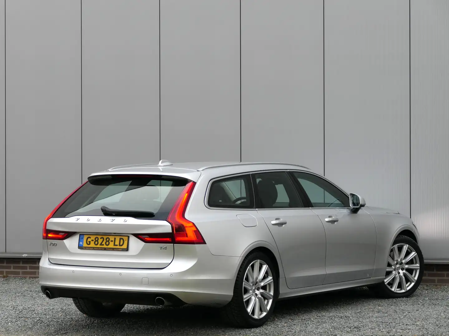 Volvo V90 T4 AUT Momentum 12 MND garantie / Trekhaak / Pilot Gris - 2