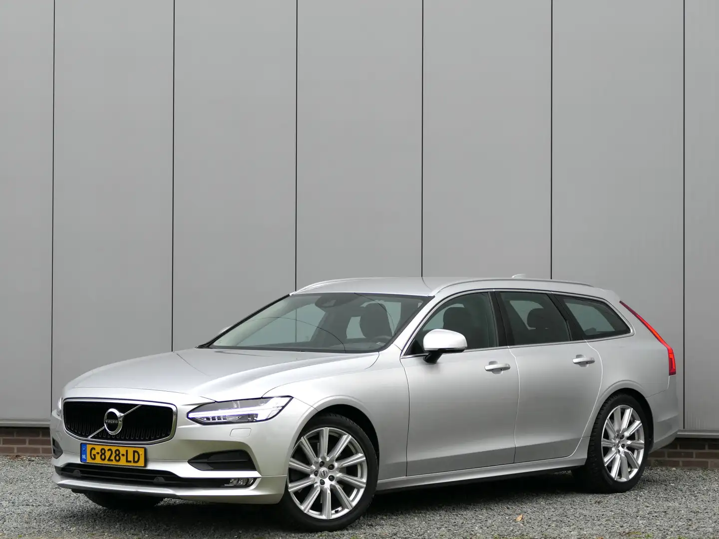 Volvo V90 T4 AUT Momentum 12 MND garantie / Trekhaak / Pilot Gris - 1