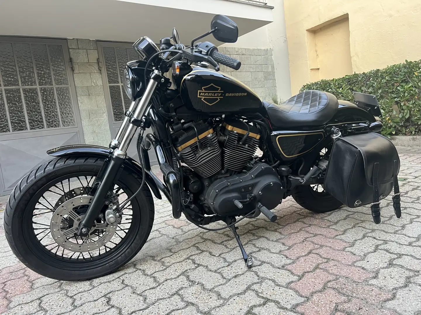 Harley-Davidson Roadster nero oro - 1