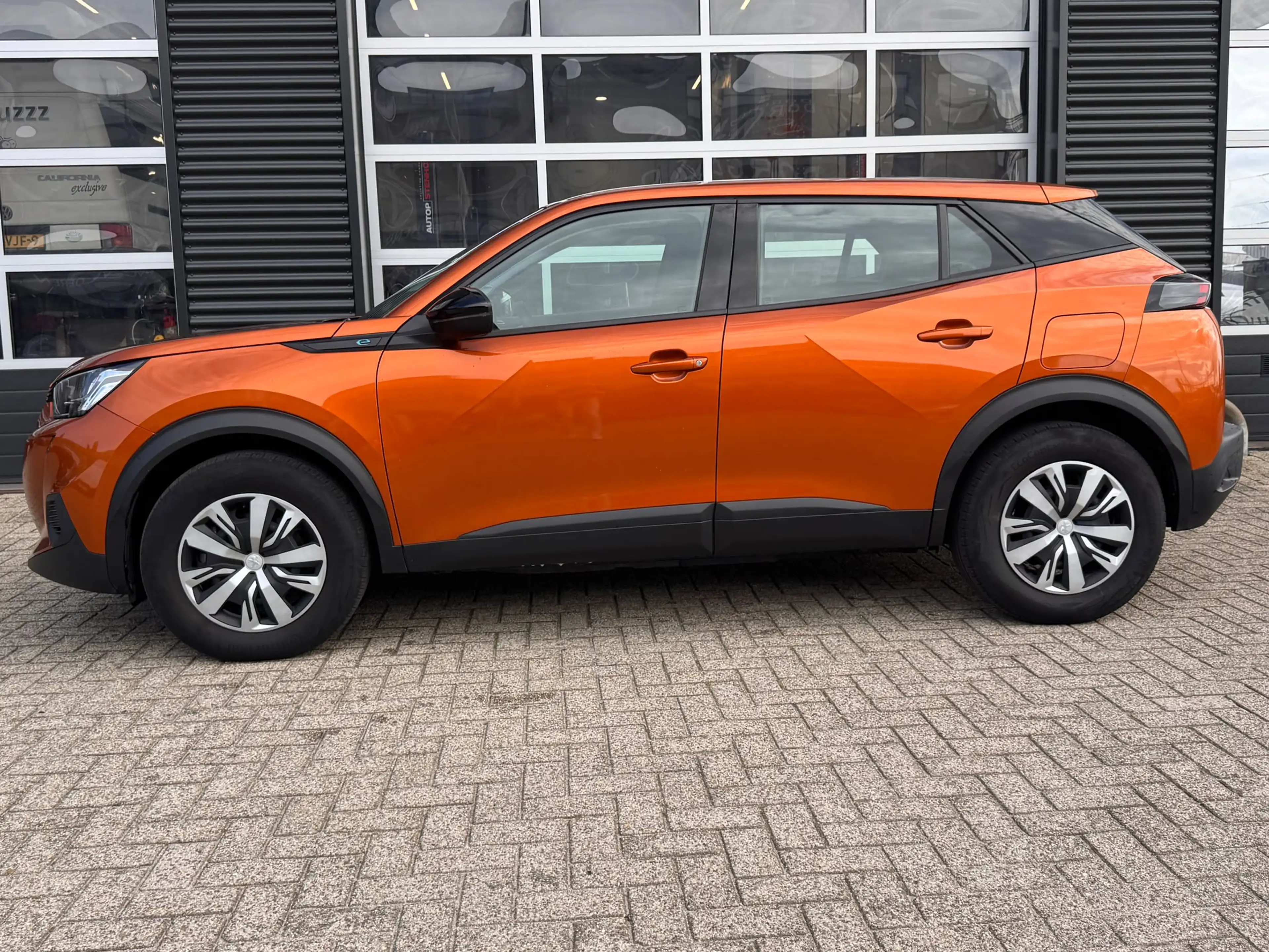 Peugeot e-2008 EV Active 50 kWh | Achteruitrijcamera | Airco (aut — photo 2