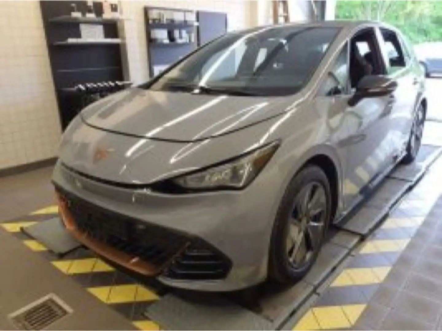 CUPRA Born 150*LED*Alu*PDC*Keyless-Go*Bluetooth*Klima* Šedá - 2