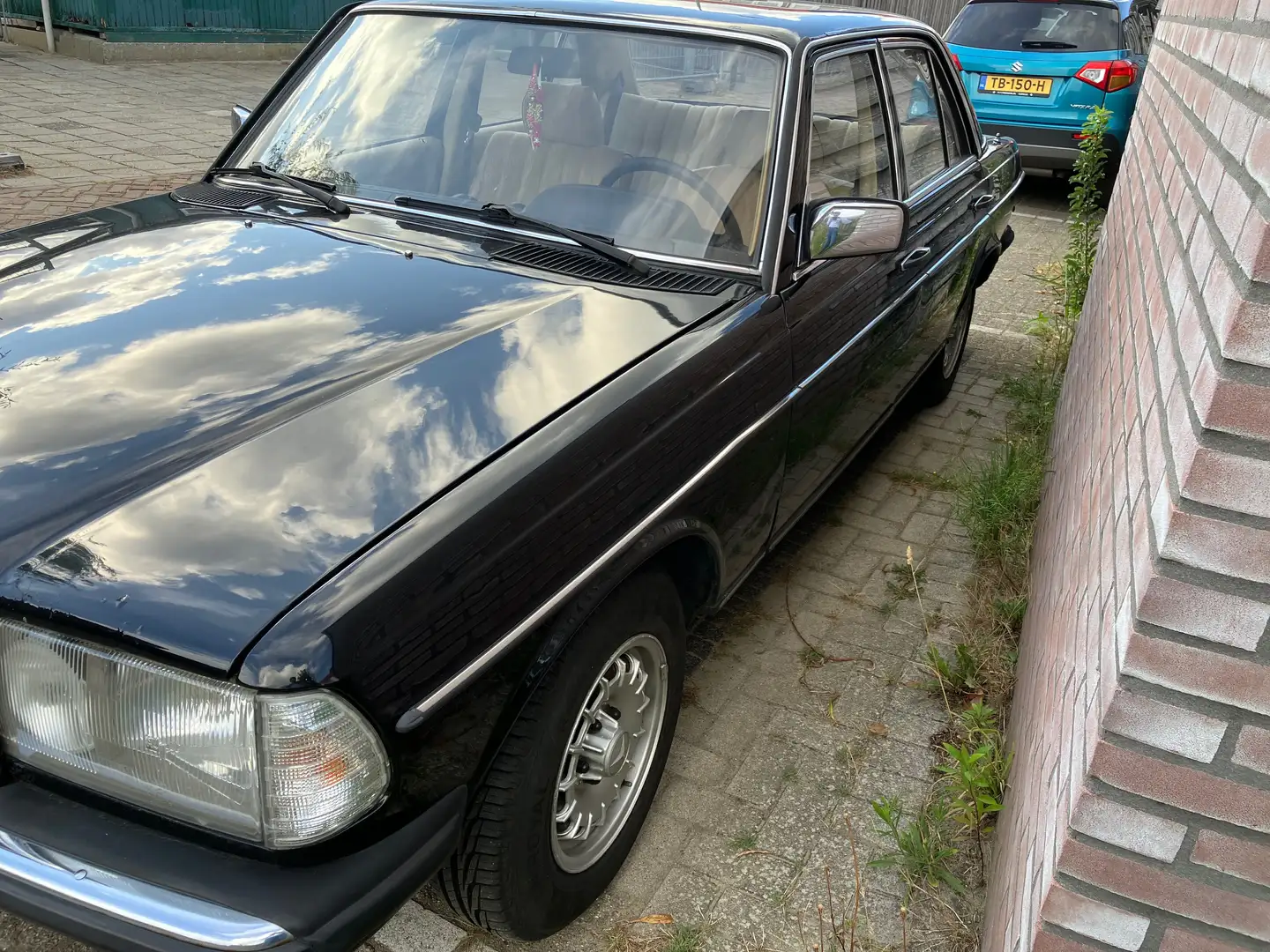 Mercedes-Benz 240 240D Schwarz - 2