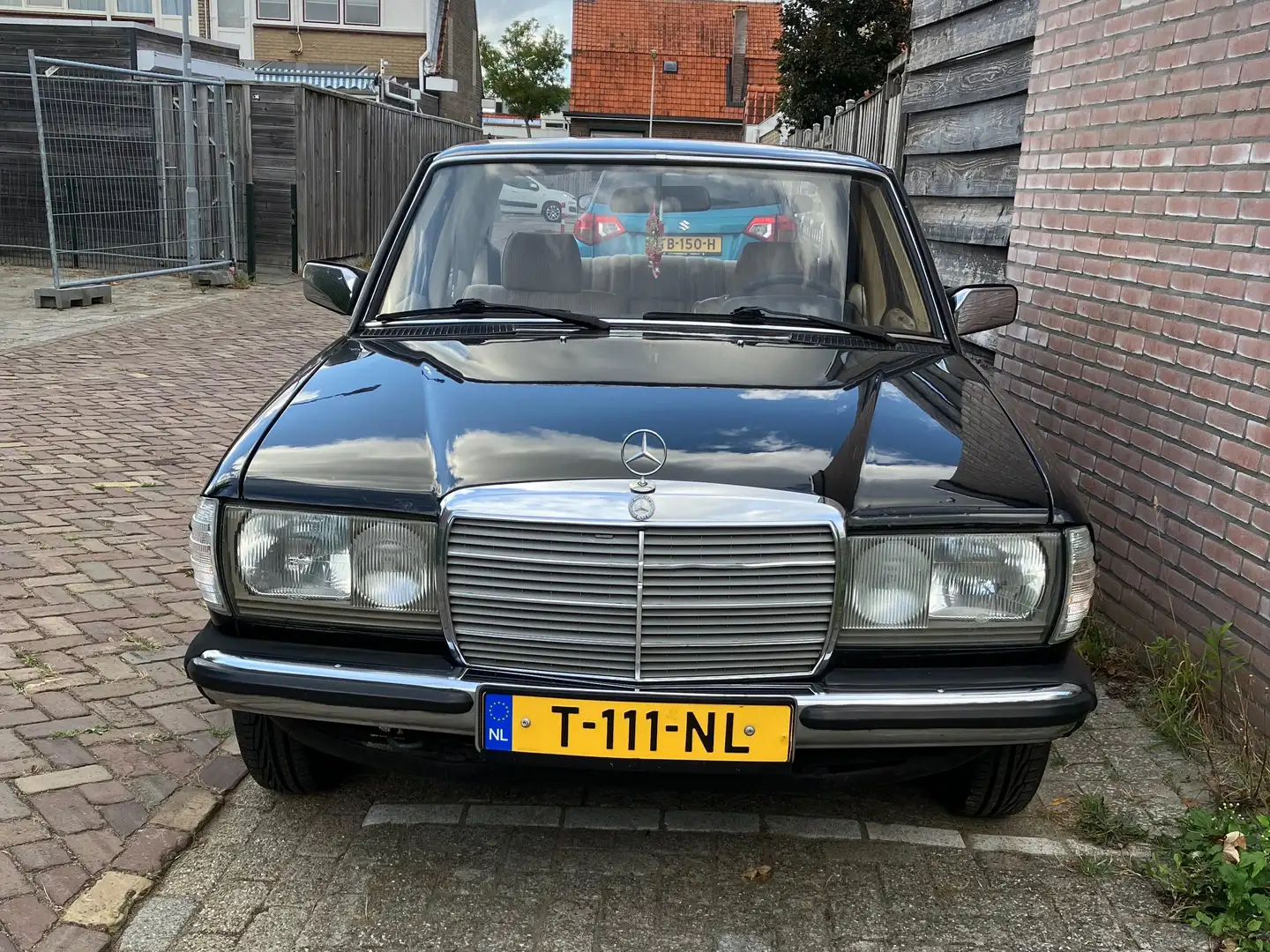 Mercedes-Benz 240 240D Schwarz - 1