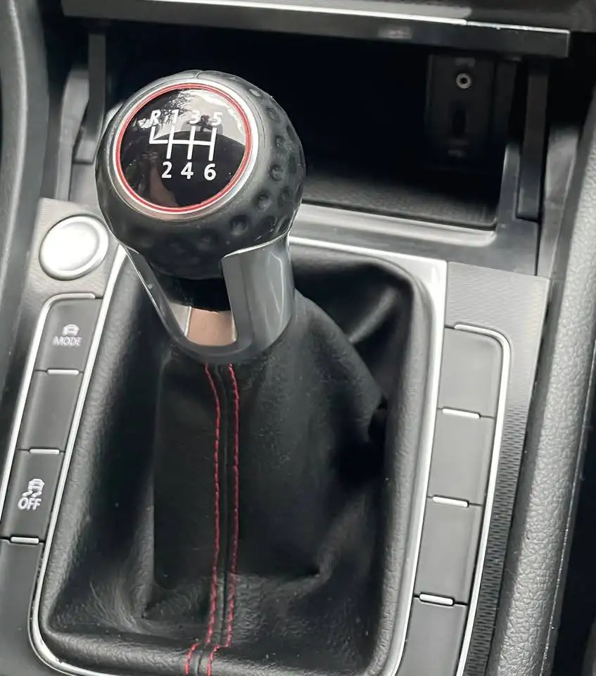 Volkswagen Golf GTI снимка Volkswagen Golf GTI