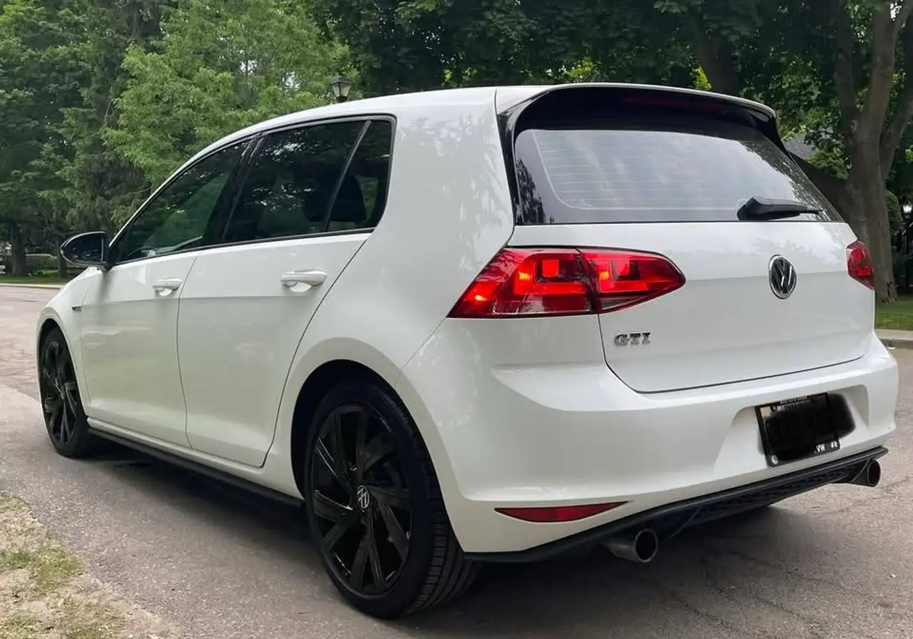 Volkswagen Golf GTI снимка Volkswagen Golf GTI