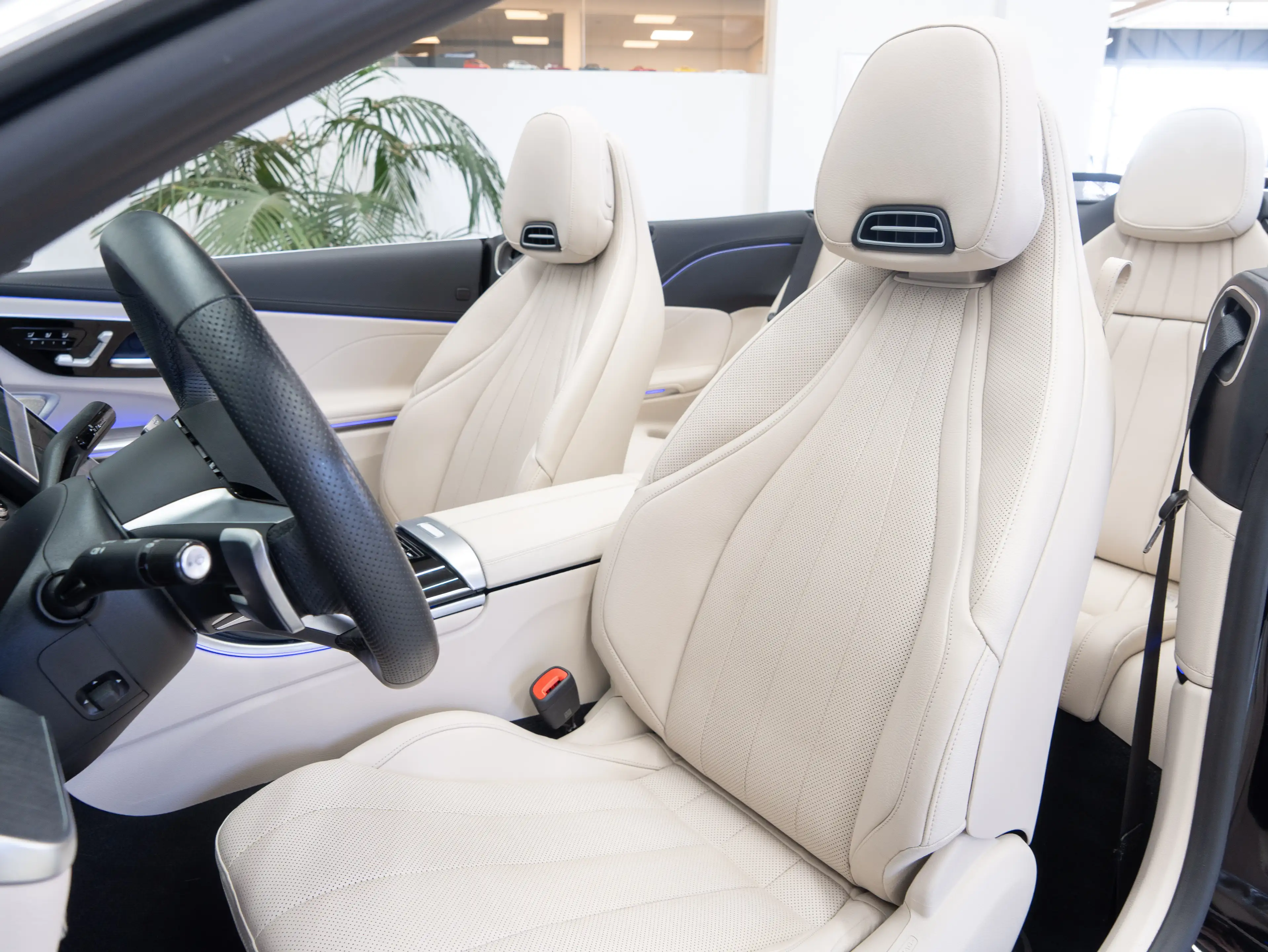 Mercedes-Benz CLE 300 4Matic AMG Premium Night *BEIGE LEDER* Burmester — photo 15