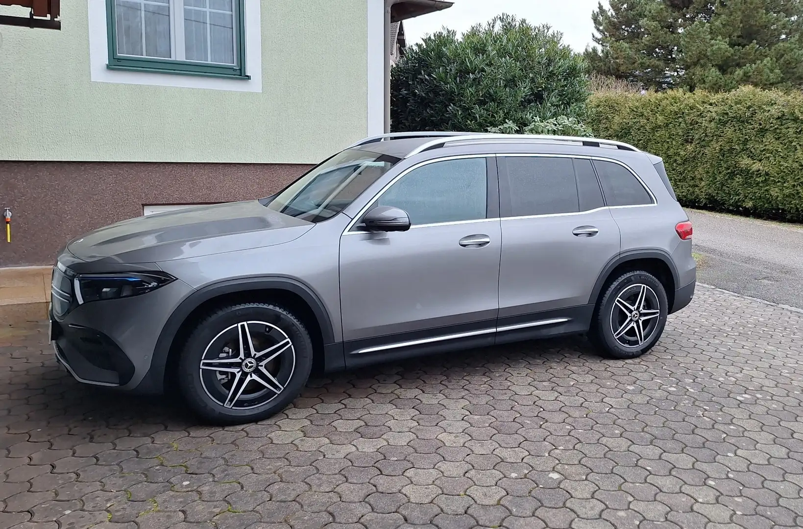 Mercedes-Benz EQB 300 4MATIC 66,5kWh Aut. 360°Kamera - 1