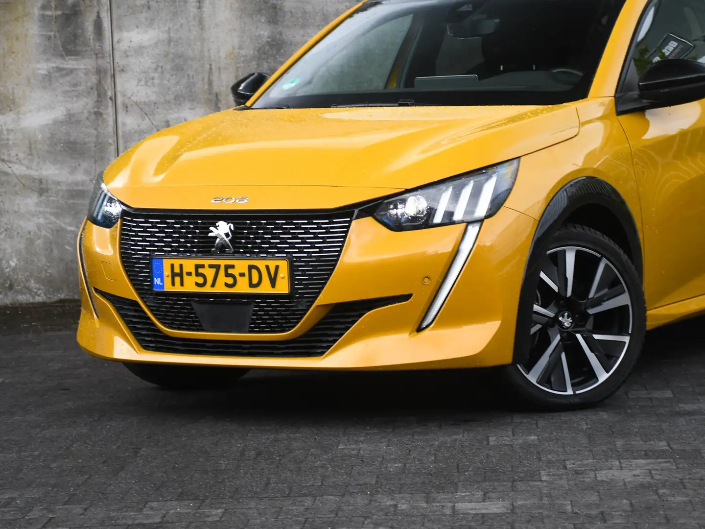 Peugeot 208 GT-Line 1.2 PureTech 100pk PDC + CAM. | 17''LM | D Geel - 2