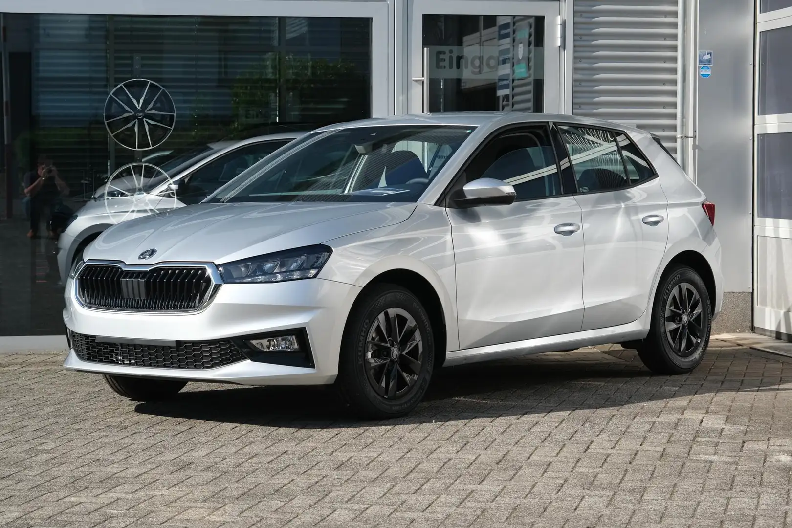 Skoda Fabia 1.0 TSI DSG Selection Kamera LED APP-Navi Clima... Silber - 1