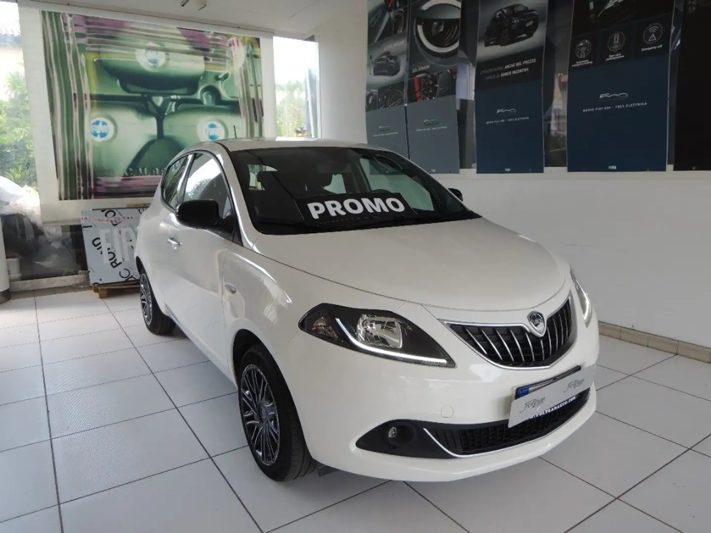 Lancia Ypsilon 1.0 FireFly 5 porte S&S Hybrid Ecochic Gold Bianco - 1