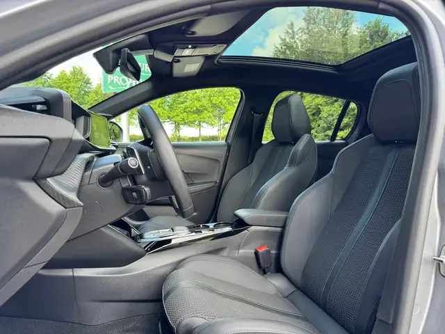 Peugeot 208 view 11