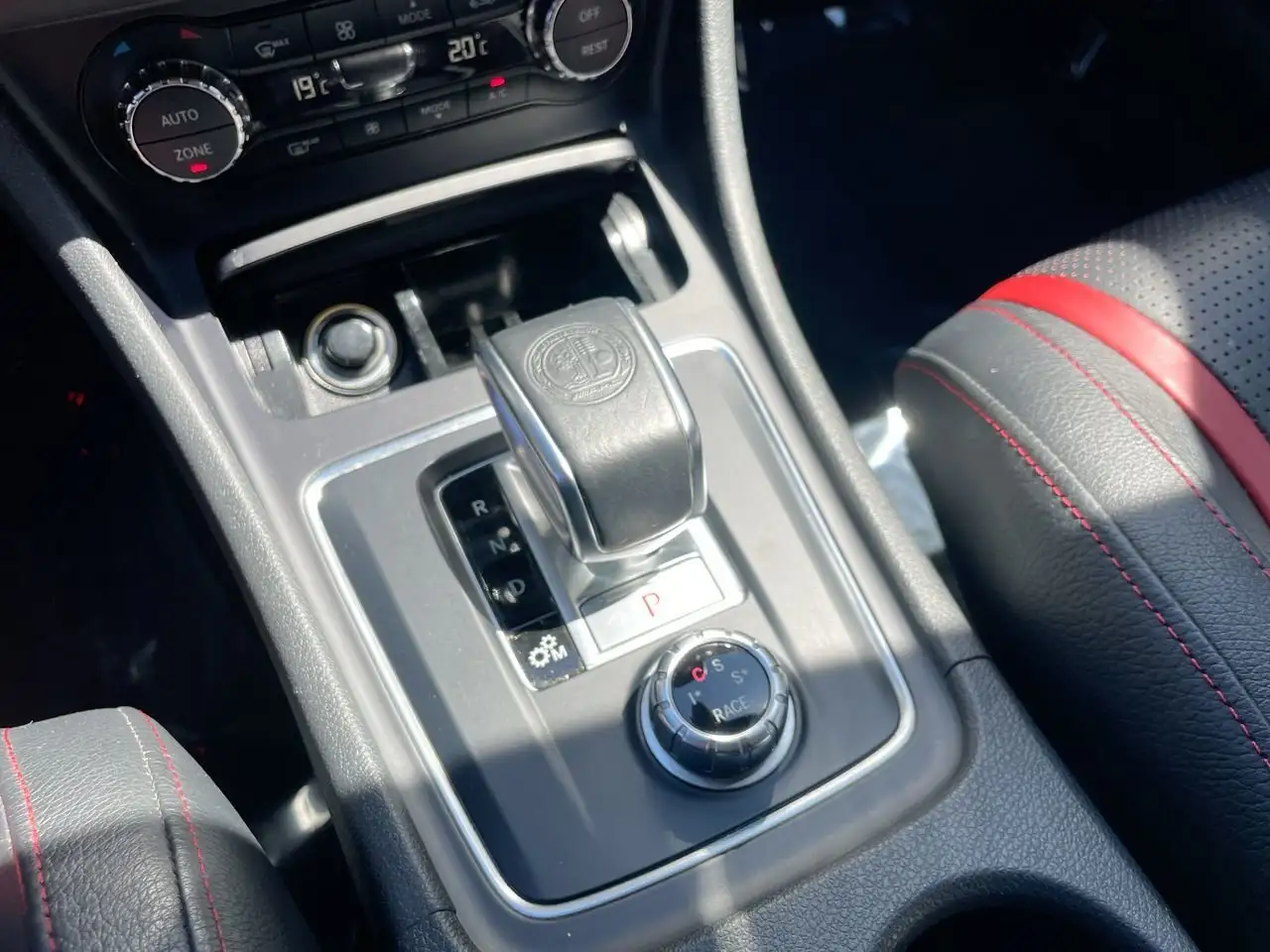 Mercedes-Benz CLA снимка Mercedes-Benz CLA