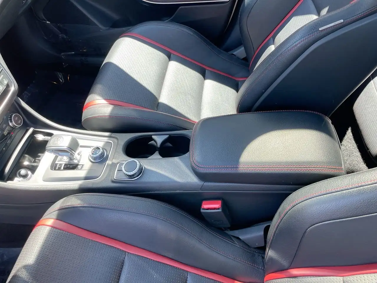 Mercedes-Benz CLA снимка Mercedes-Benz CLA