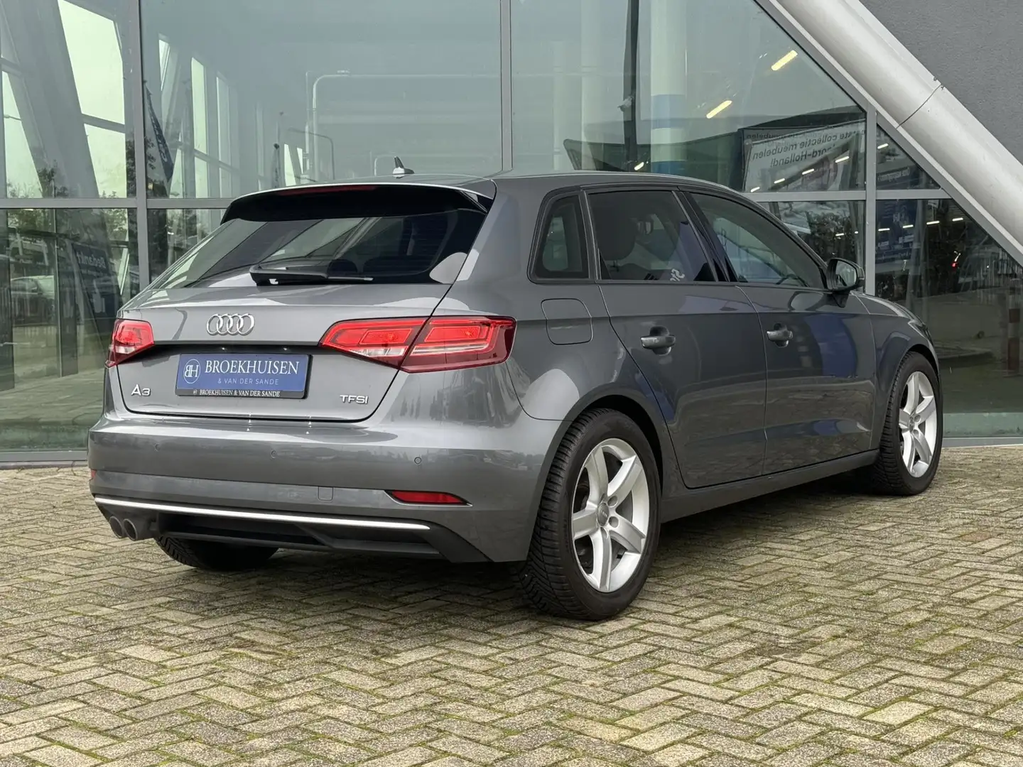 Audi A3 Sportback 1.5 TFSI CoD Design Pro Line 150pk Autom Gris - 2