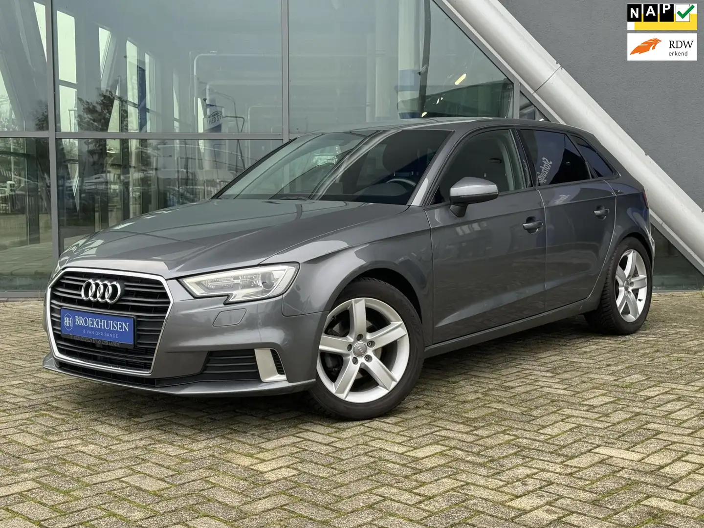 Audi A3 Sportback 1.5 TFSI CoD Design Pro Line 150pk Autom Gris - 1