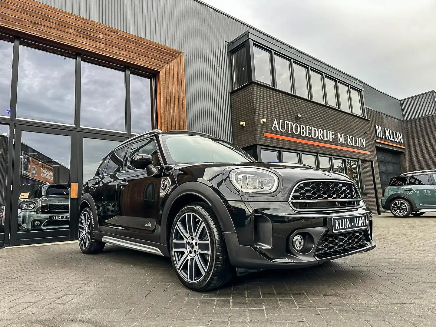 MINI Cooper SE Countryman Mini 2.0 ALL4 MINI Yours 220pk/Camera/Pano/Head up Zwart - 1