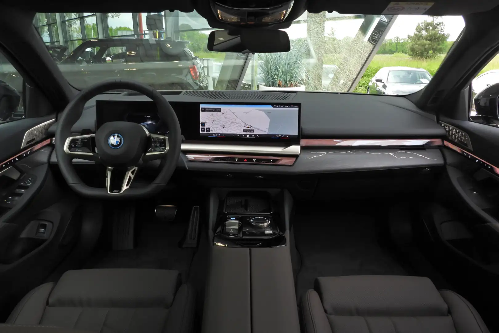 BMW i5 eDrive40 High Executive M Sport / Panoramadak / Ad Nero - 2