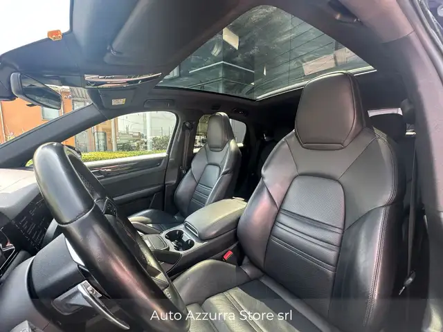 Porsche Cayenne view 8