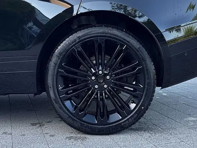 Land Rover Range Rover Velar view 9
