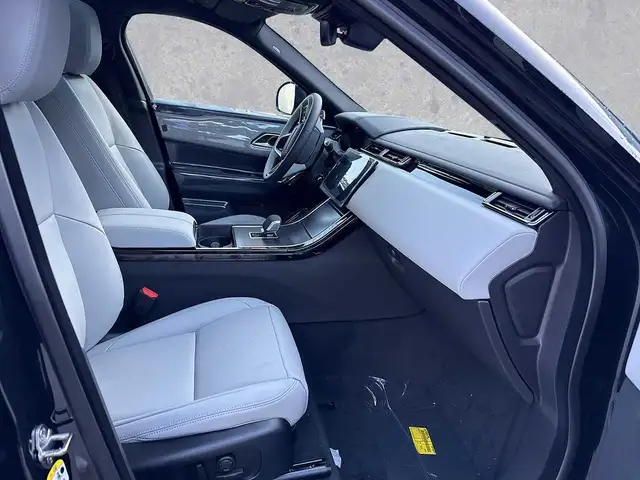 Land Rover Range Rover Velar view 3