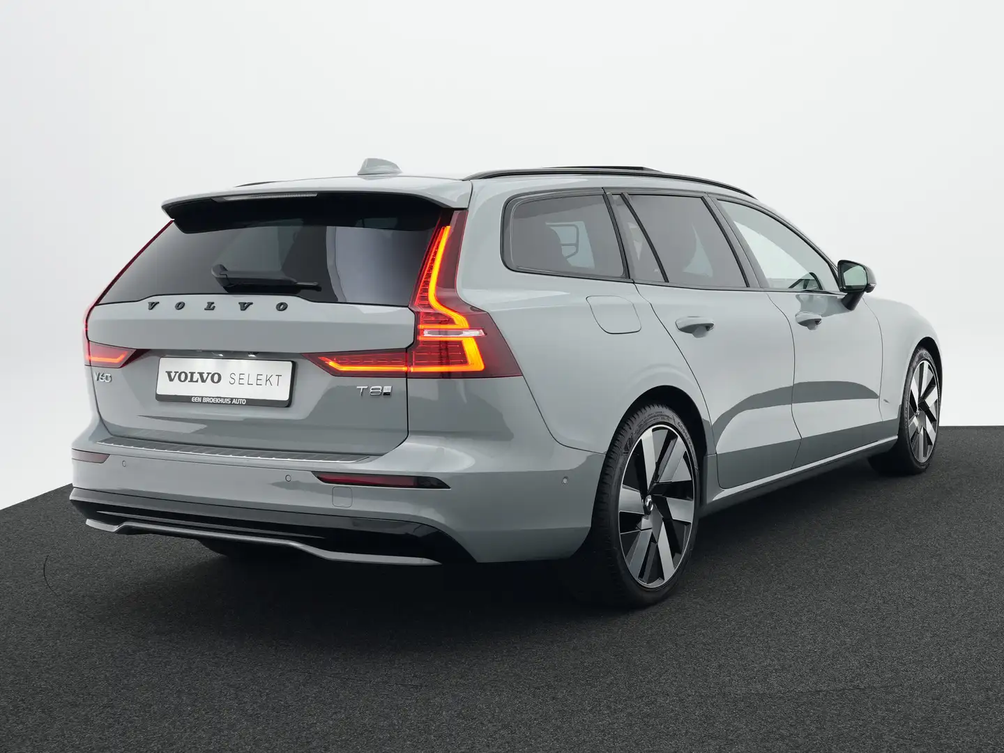 Volvo V60 2.0 T8 Plug-in hybrid AWD Ultra Dark | 455pk | Bow Gris - 2