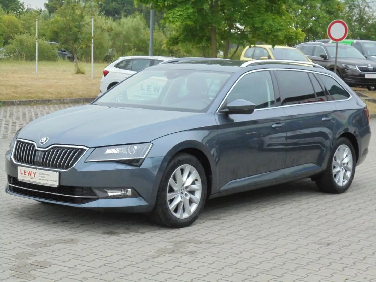 Skoda Superb Combi 1.8 TSI DSG Style+PDC+AHK+Xenon Grau - 1