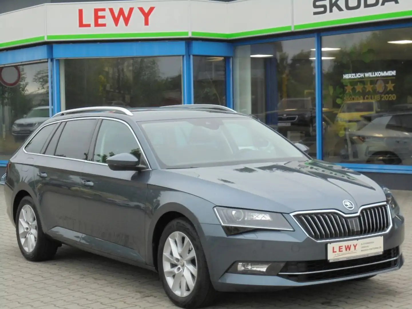 Skoda Superb Combi 1.8 TSI DSG Style+PDC+AHK+Xenon Grau - 2