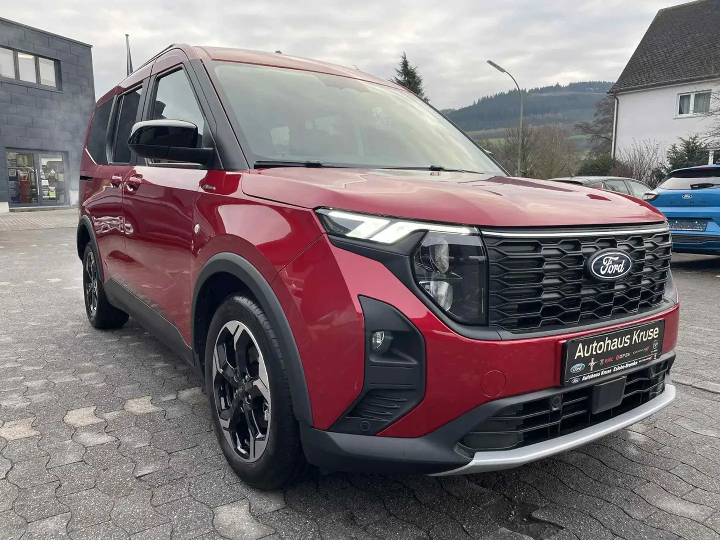 Ford Tourneo Courier 1.0 EcoBoost 92 kW Active Auto Červená - 1