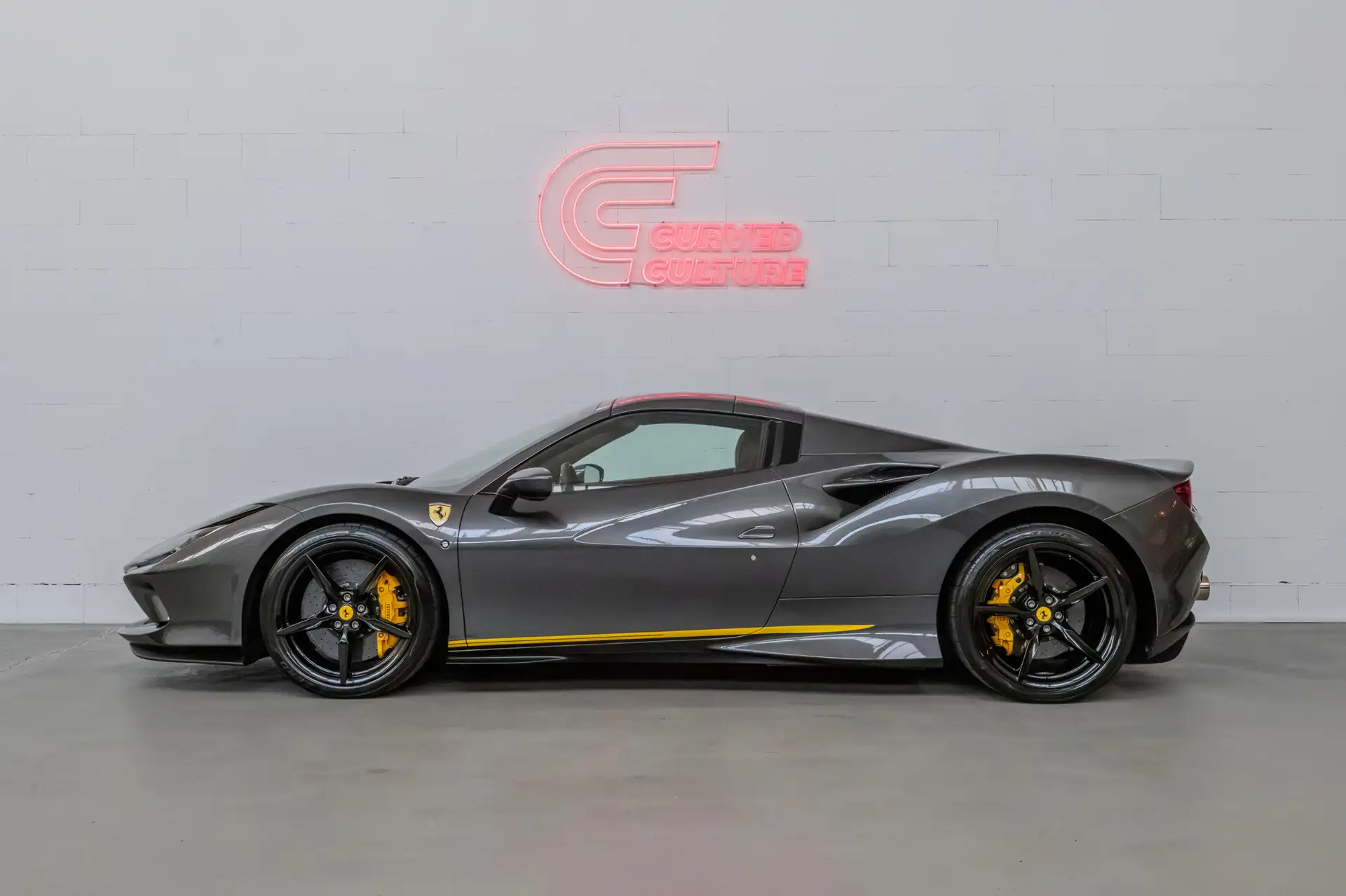 페라리 F8 Spider 2021 건메탈 사진 4