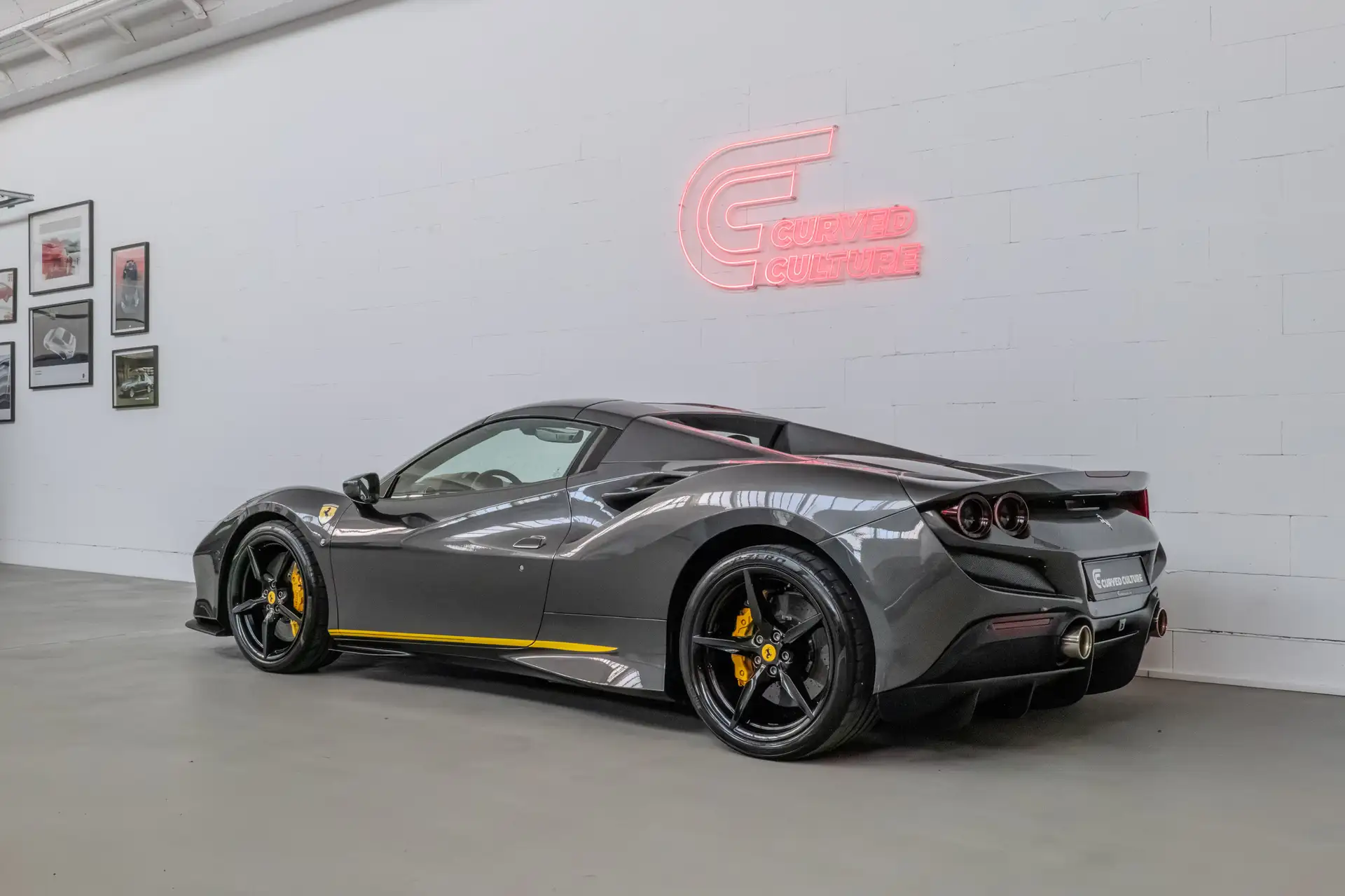 페라리 F8 Spider 2021 건메탈 사진 2