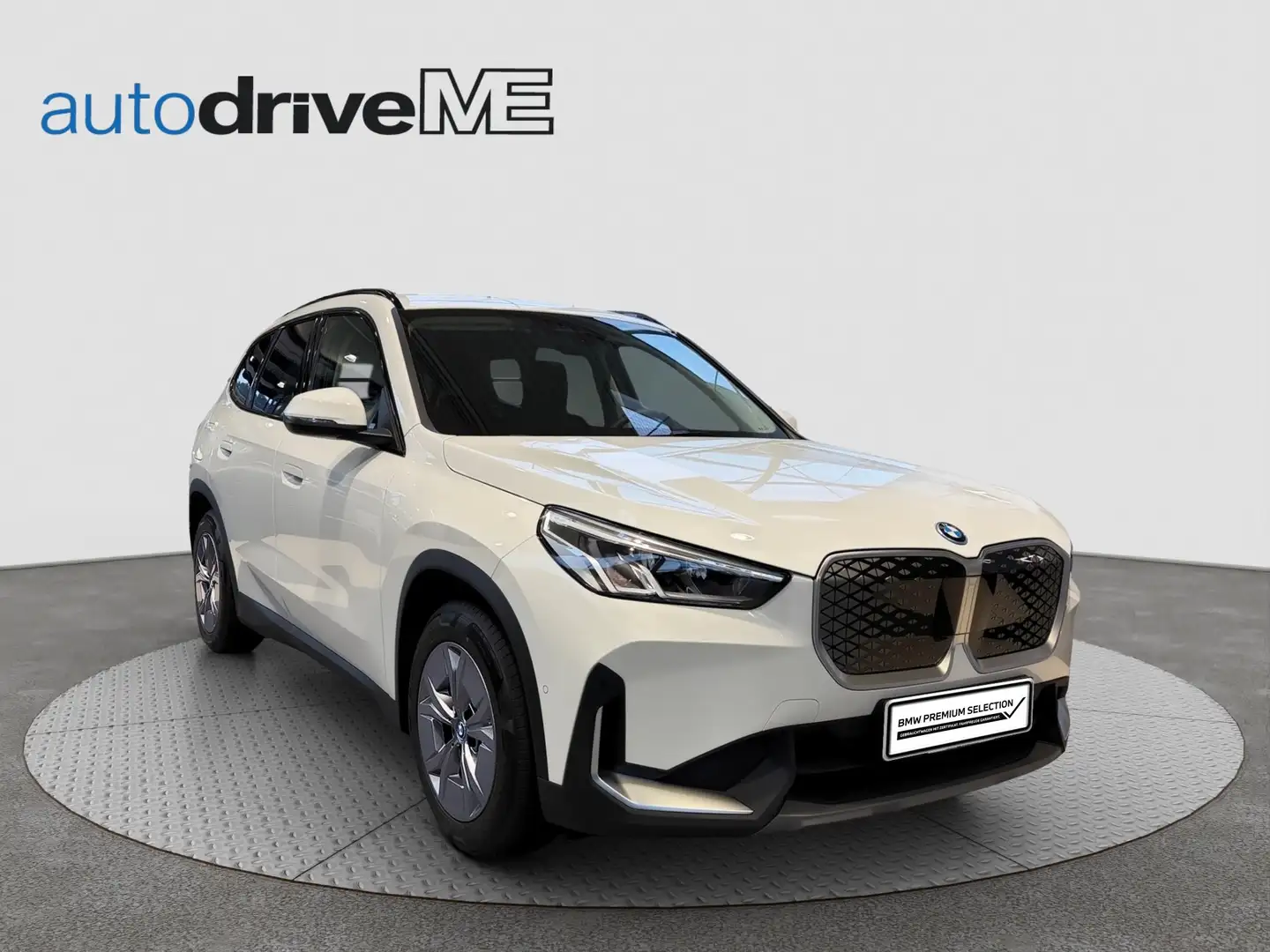 BMW iX1 xDrive Weiß - 2