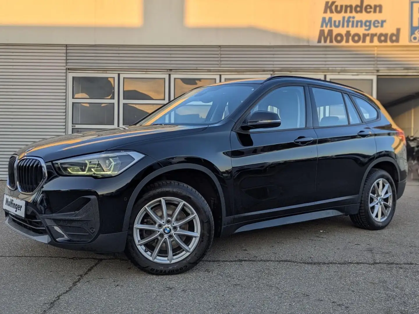 BMW X1 s18i DKG-Aut.Navi LED Sitzh.Driv/ParkAss.AHK Schwarz - 2