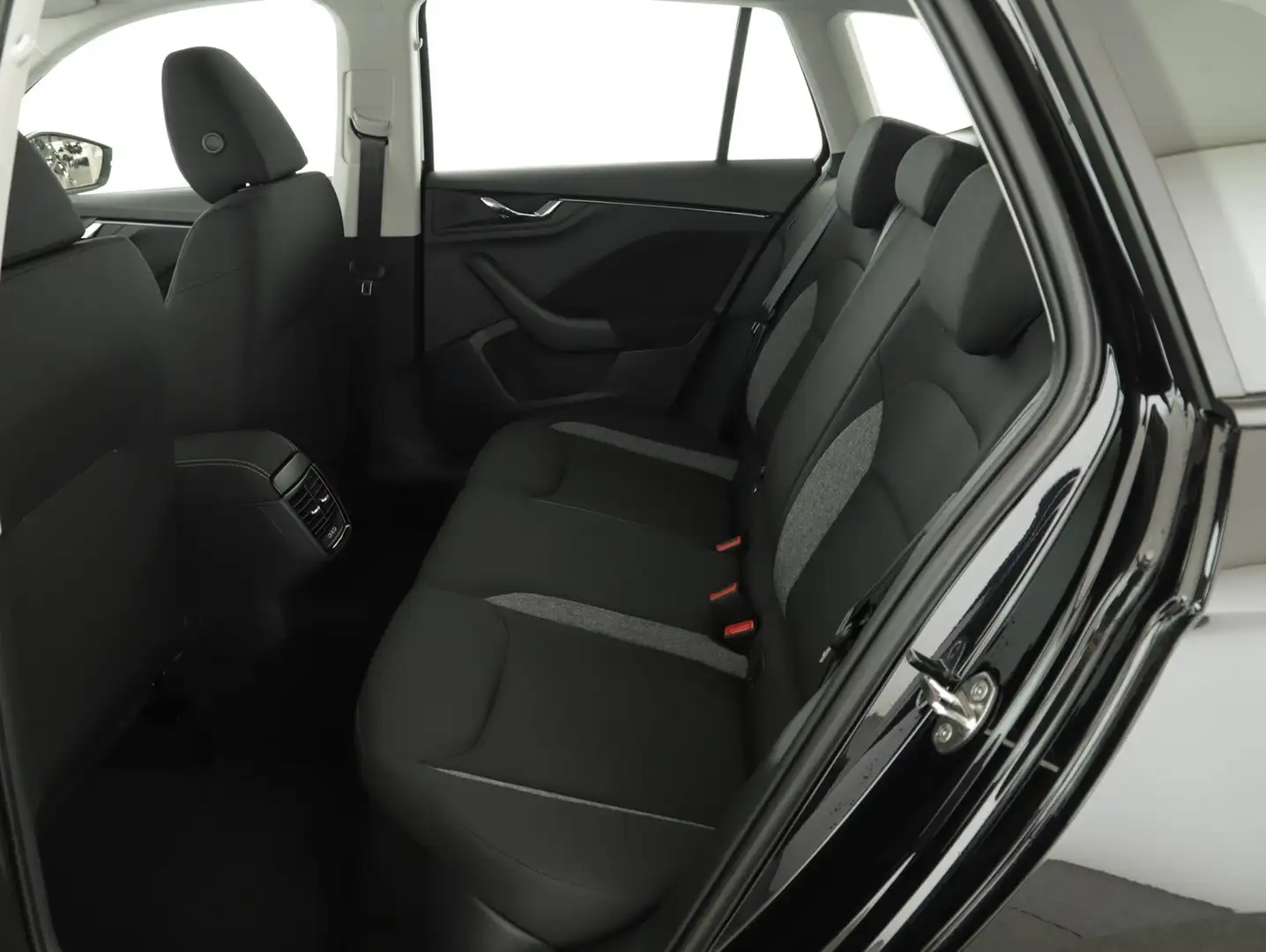 Skoda Kamiq Essence TSI DSG Schwarz - 2