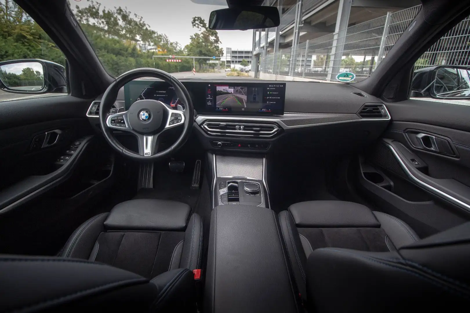 BMW 320 i Lim.*M Sport*KAM*HUD*eSitze*eDach*AHK! Noir - 2