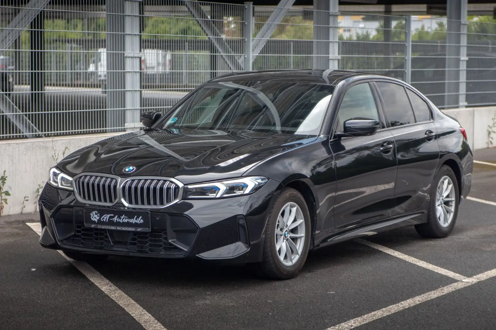 BMW 320 i Lim.*M Sport*KAM*HUD*eSitze*eDach*AHK! Noir - 1