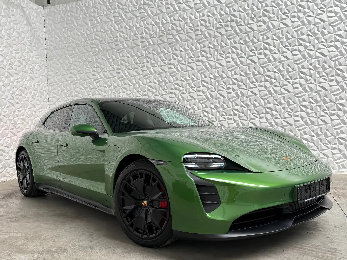 Porsche Taycan GTS Sport Turismo Verde - 1