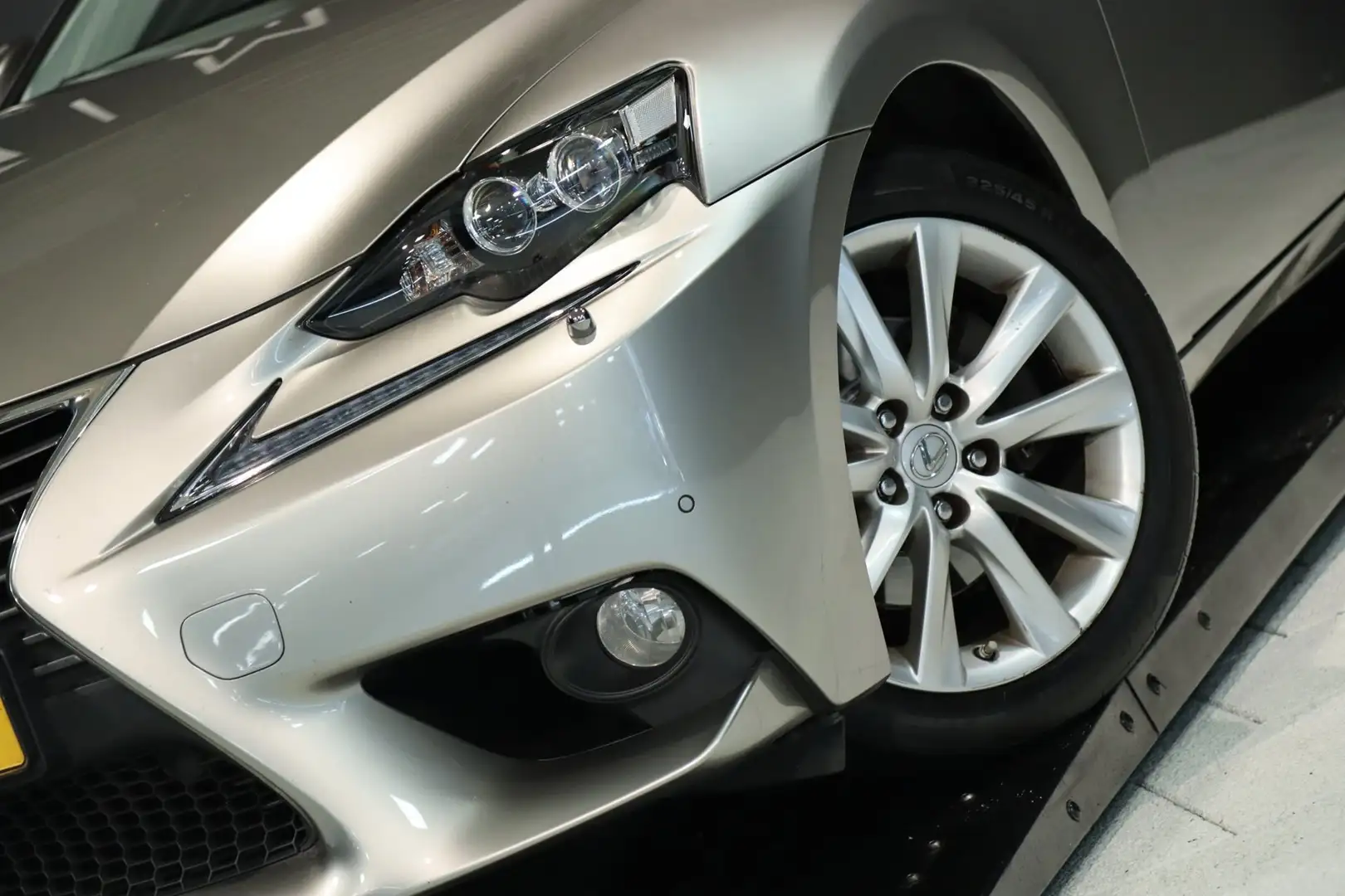 Lexus IS 300 300h Edition / CAMERA / NAP / LEDER / CRUISE / STU Grau - 2