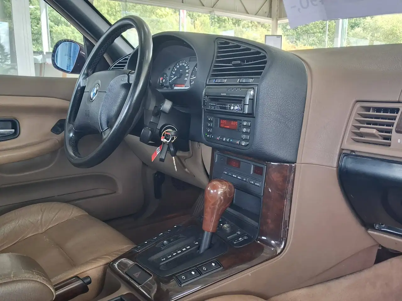 BMW 320i CABRIOLET / BOITE AUTO / CUIR / CLIMAT / A VENDRE TEL QUEL, foto 8
