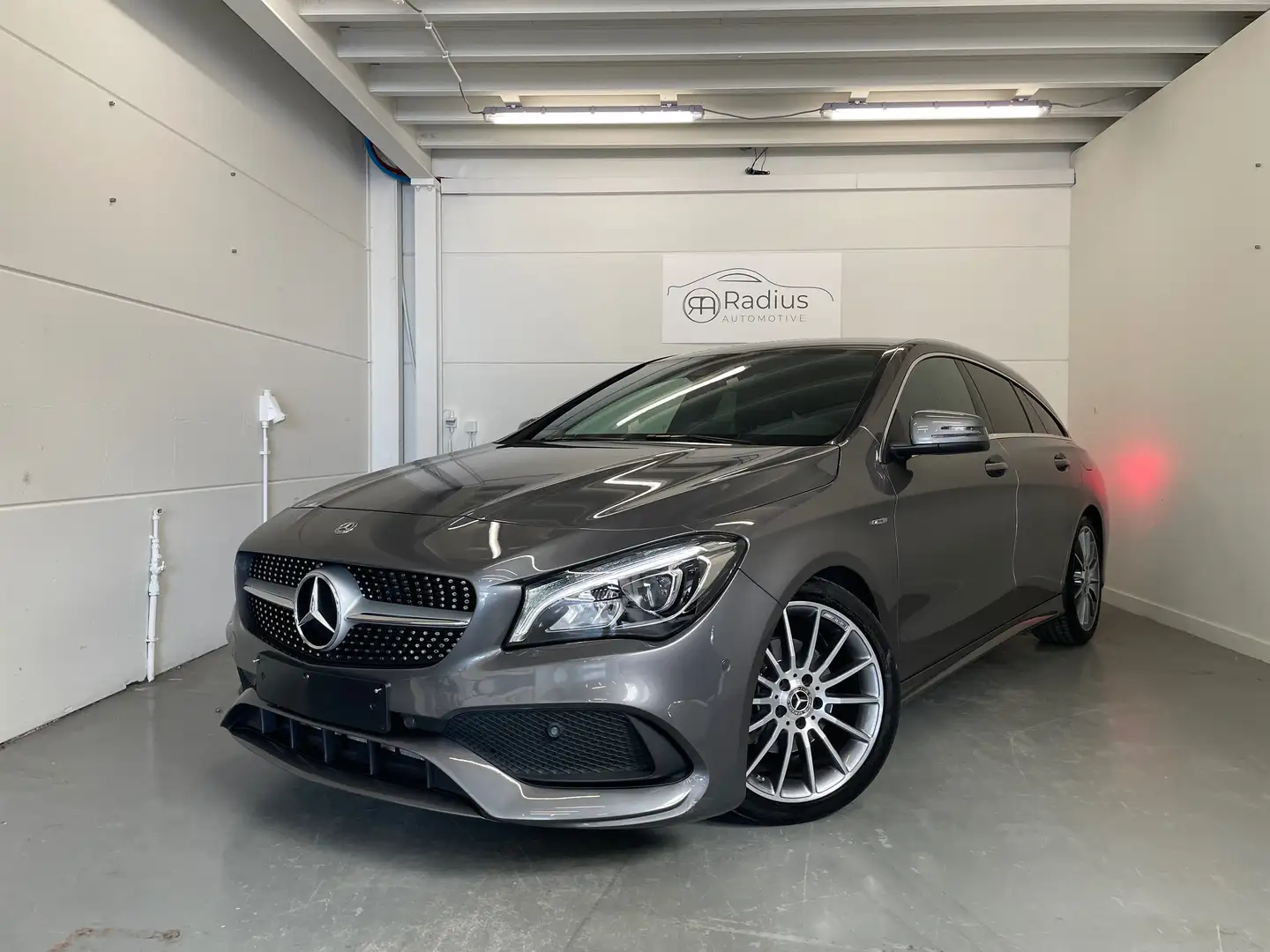 Mercedes-Benz CLA 180 CLA Shooting Brake 180 7G-DCT AMG Line Grijs - 1