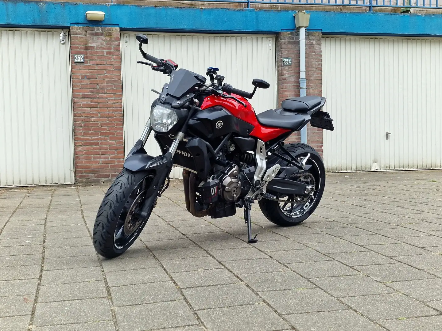 Yamaha MT-07 Rood - 1