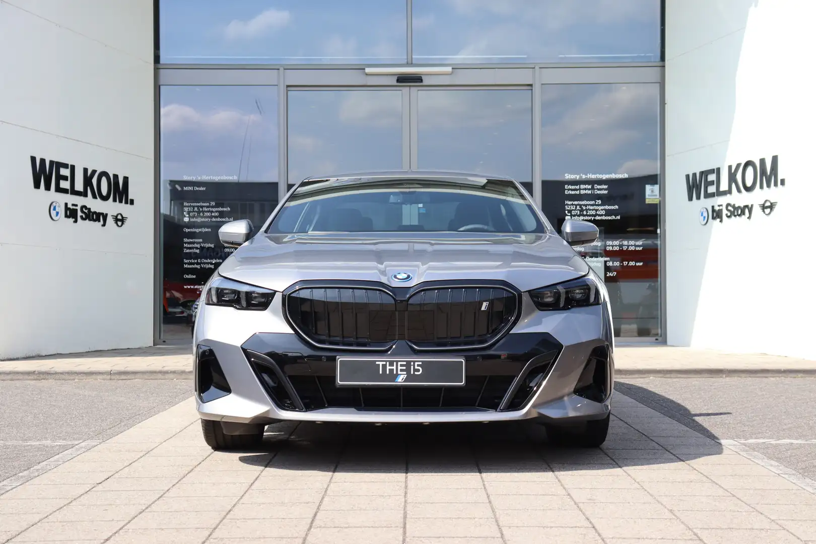 BMW i5 eDrive40 M Sport / Trekhaak / Achteruitrijcamera / Grijs - 2