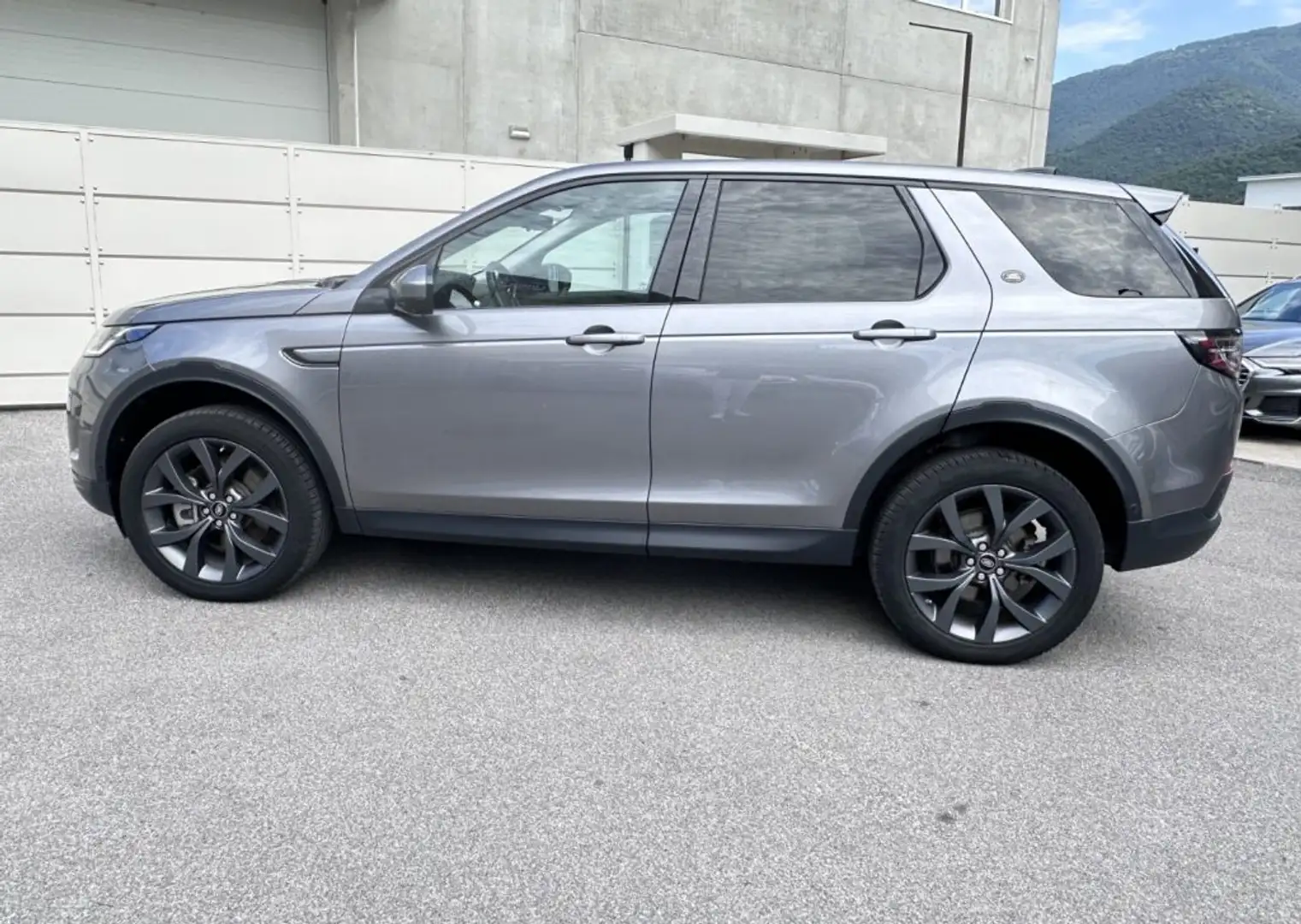 Land Rover Discovery Sport 7 posti 2.0 TD4 163 CV AWD Auto SE Grigio - 2
