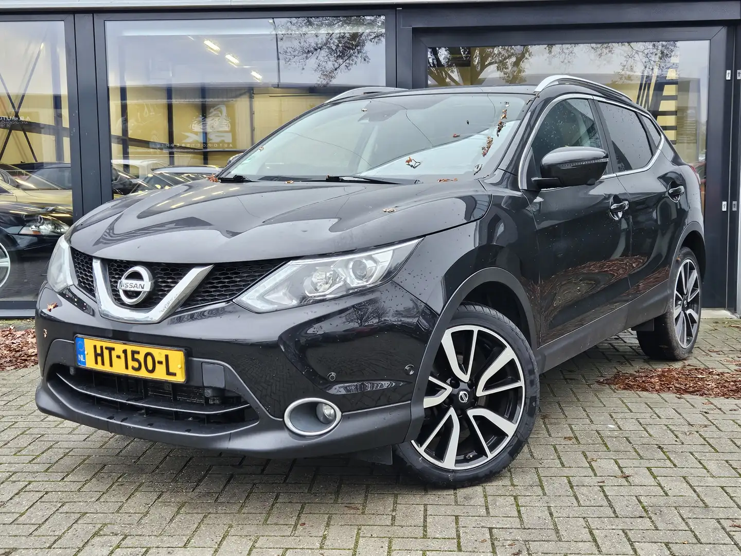 Nissan Qashqai 1.2 Tekna + PANO DAK + LEER + 360 CAMERA + KEYLESS Zwart - 1