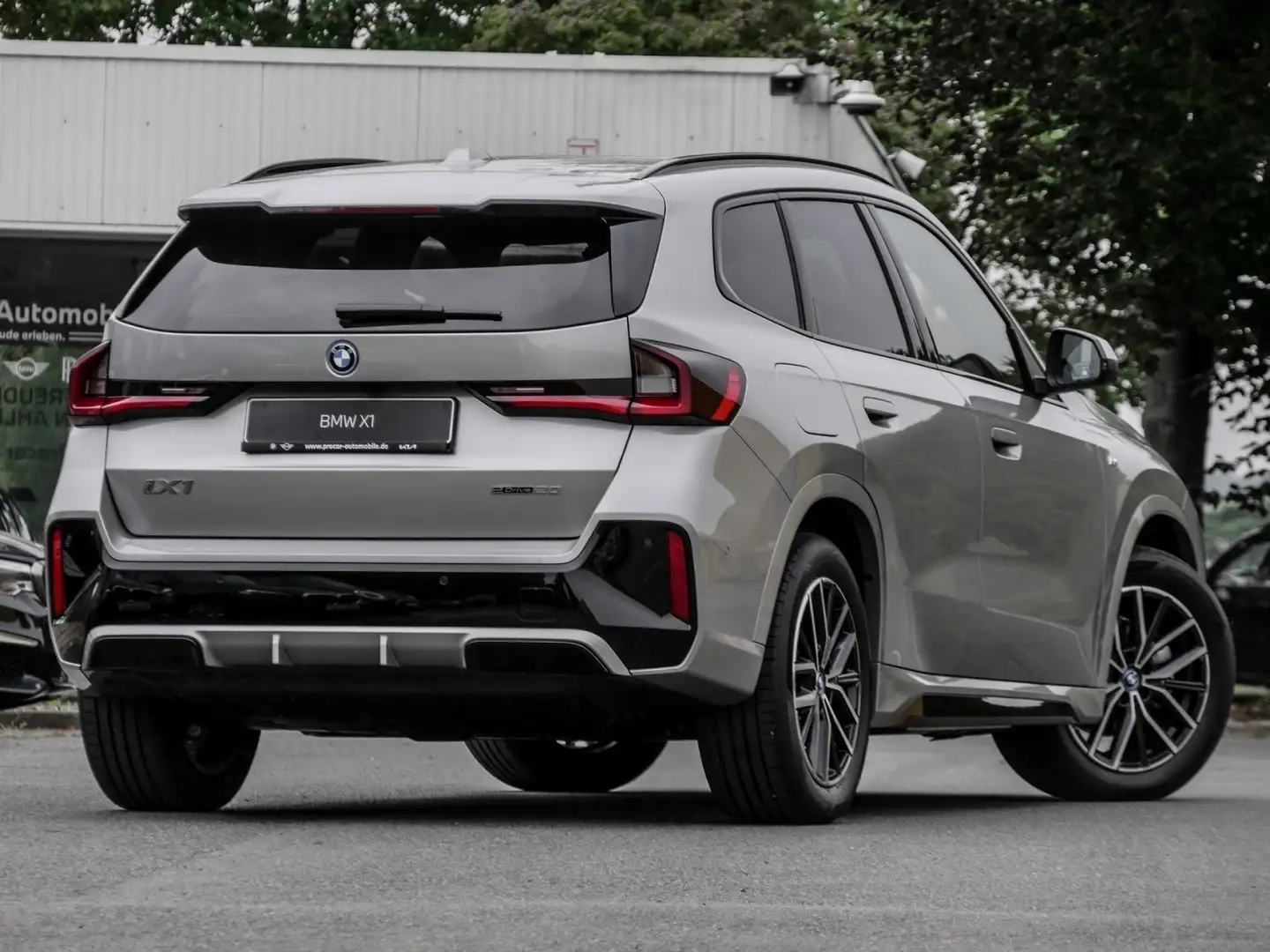 BMW iX1 eDrive20 M Sport HUD ACC RFK NAVI LED DAB Grau - 2