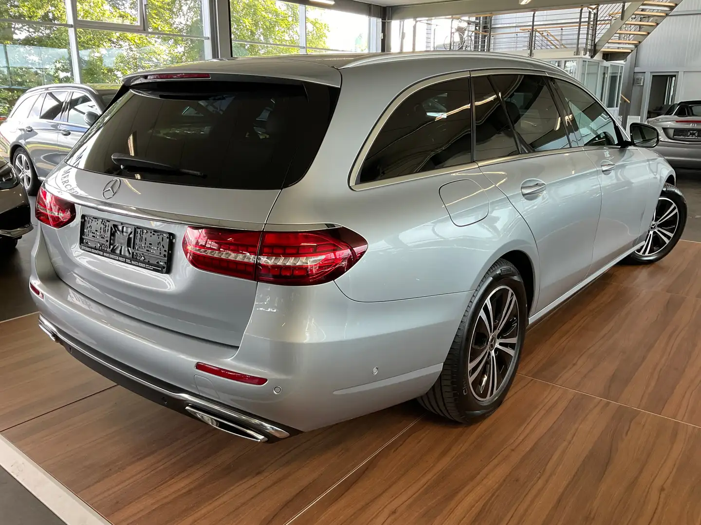 Mercedes-Benz E 220 E 220 d 4Matic AVANTGARDE/KAMERA/AHK/LED/TOTW/DAB Silber - 2