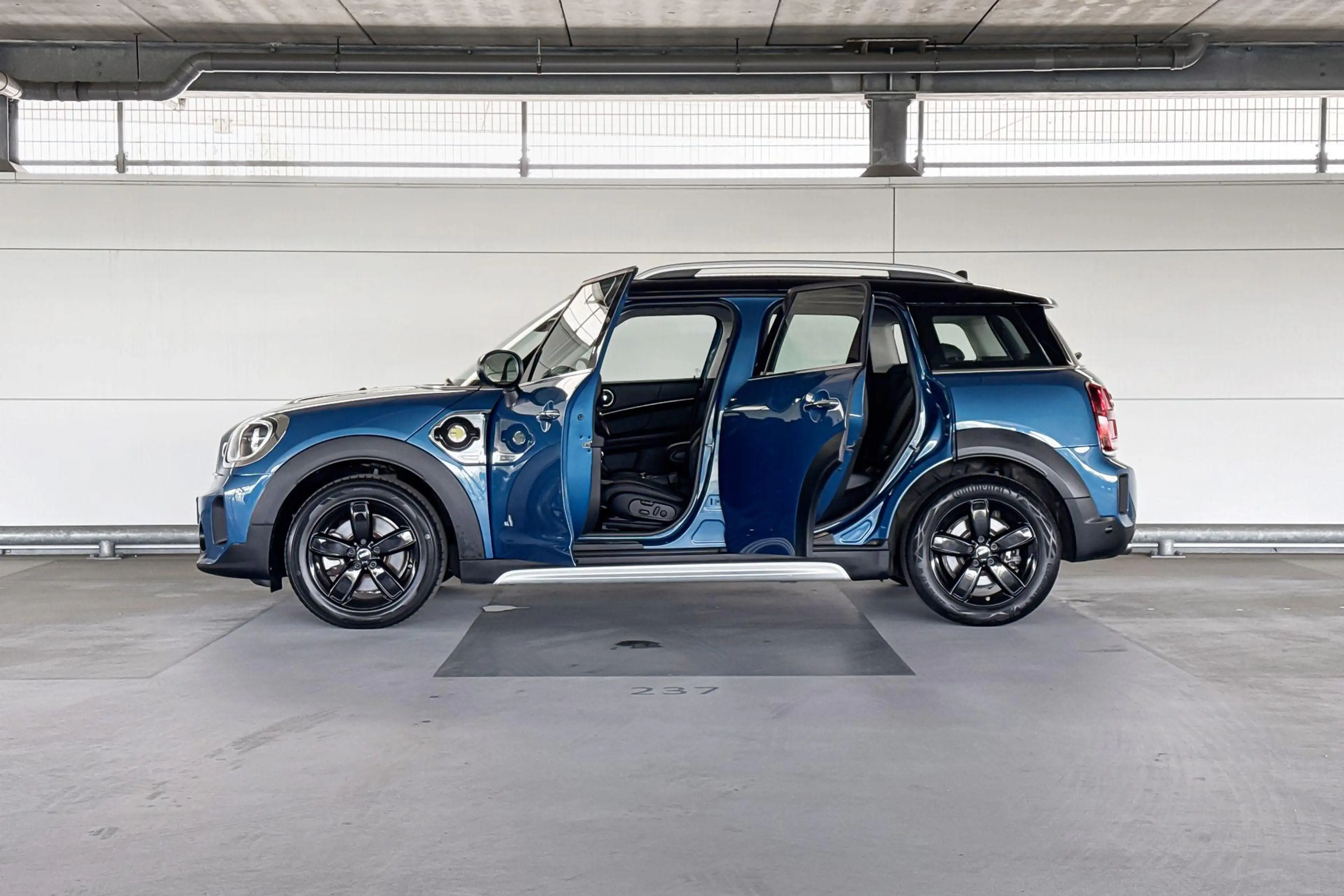 MINI Cooper SE Countryman ALL4 Classic — photo 3
