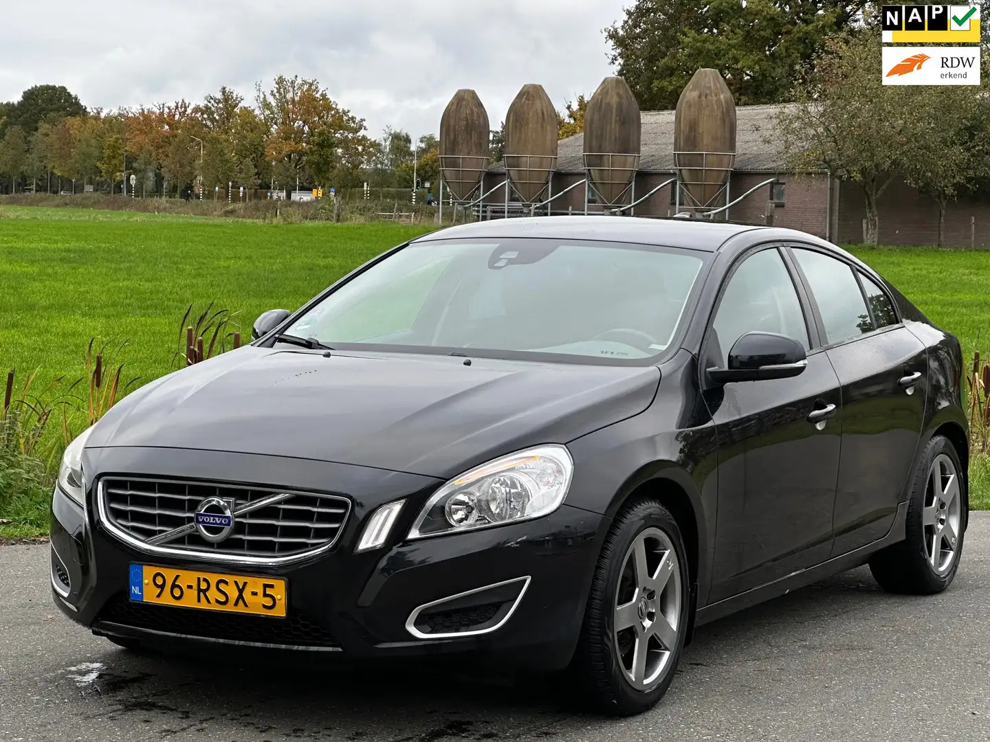 Volvo S60 1.6 T4 Kinetic | Nap | Automaat | Goed Onderhouden Zwart - 1