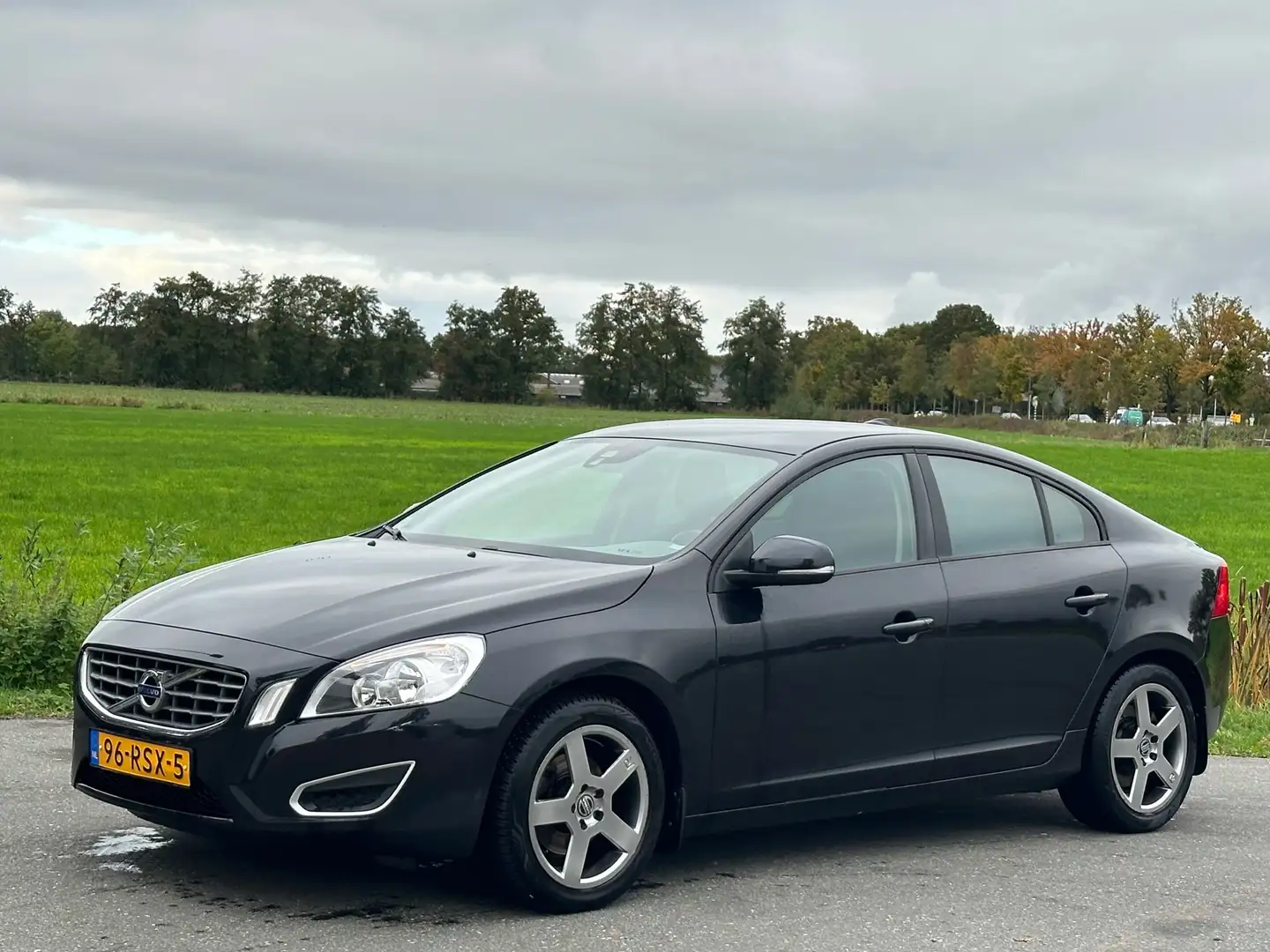 Volvo S60 1.6 T4 Kinetic | Nap | Automaat | Goed Onderhouden Zwart - 2