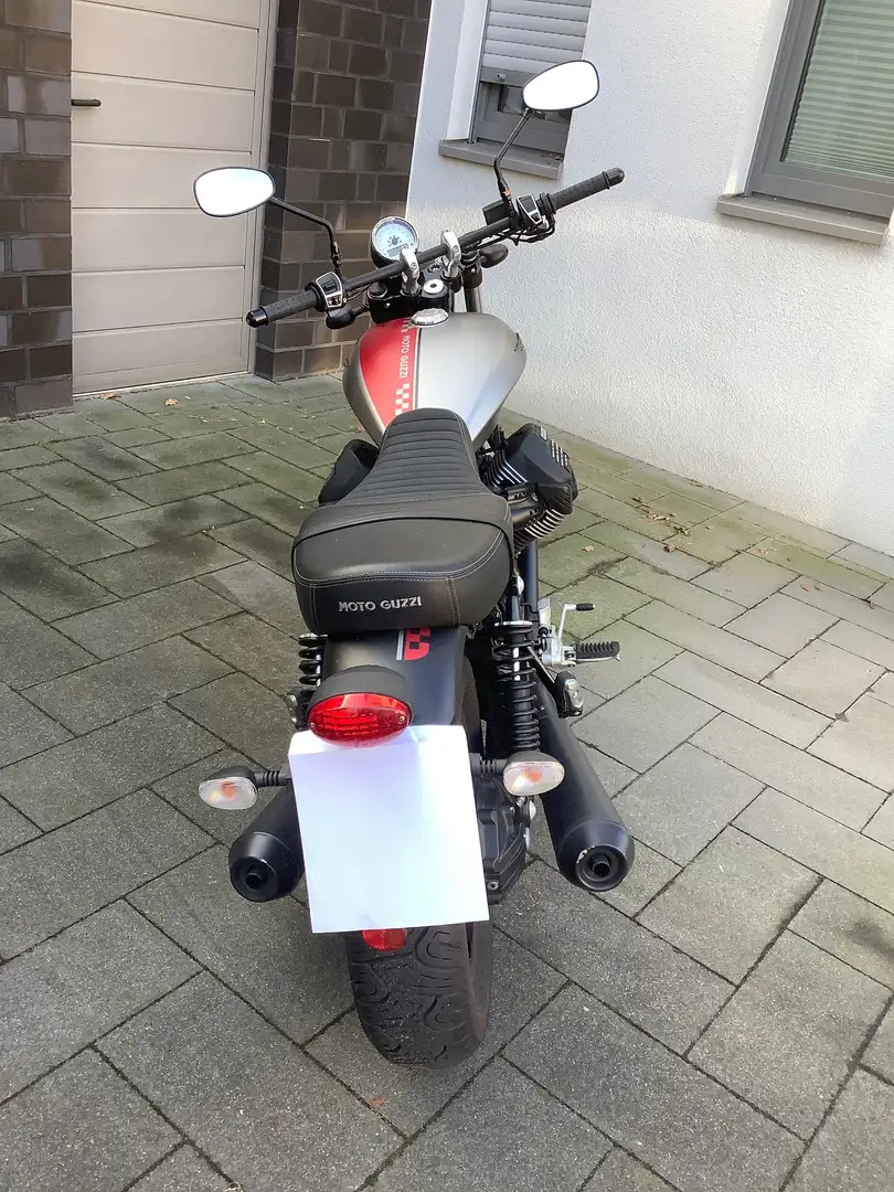 Moto Guzzi V 9 Bobber Plateado - 1