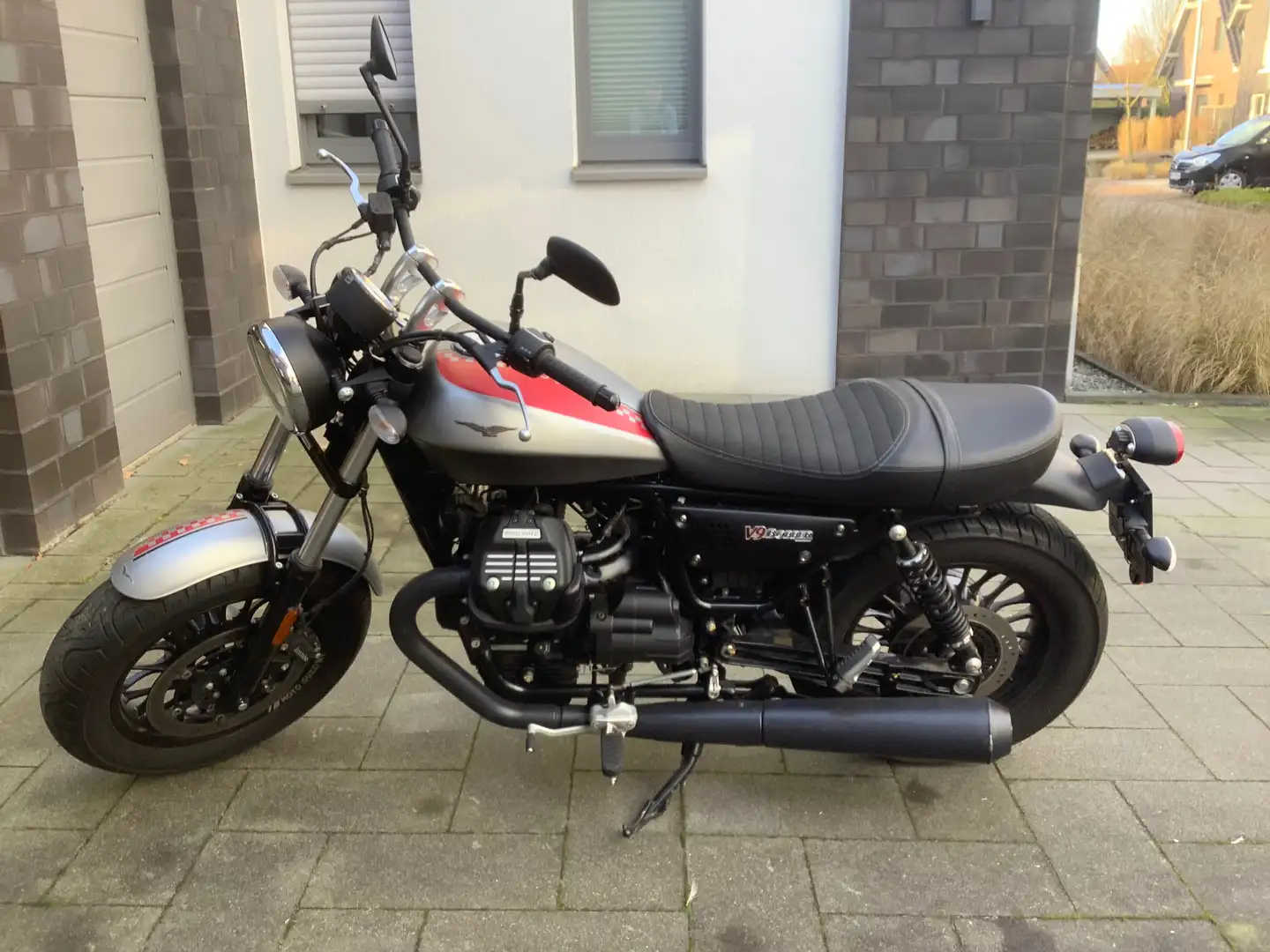 Moto Guzzi V 9 Bobber Plateado - 2